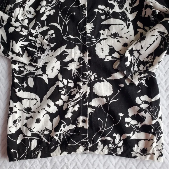 August Silk Black & White Floral Print Button Down Cardigan Size Small - Picture 5 of 14